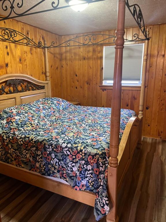 Postel nebo postele na pokoji v ubytování South Fork Lodge & RV Park Colorado