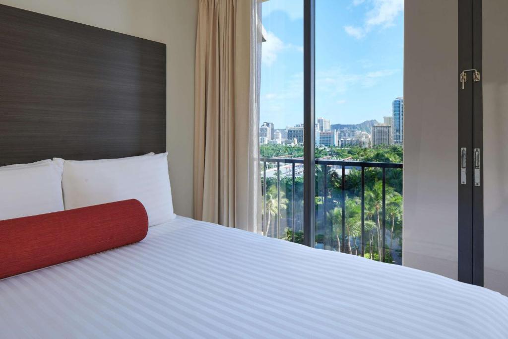Aqua Palms Waikiki - Diamond Head View Room