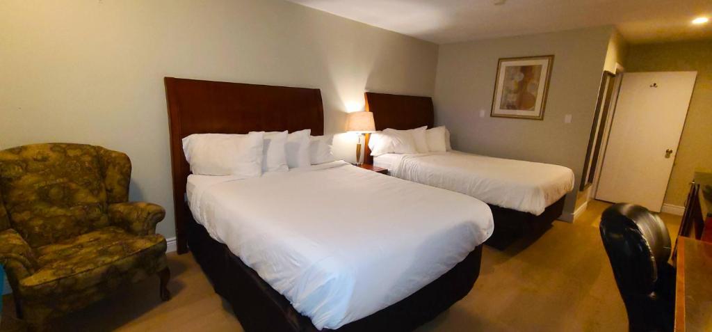 Una cama o camas en una habitación de Riviera Inn And Suites 1000 Islands