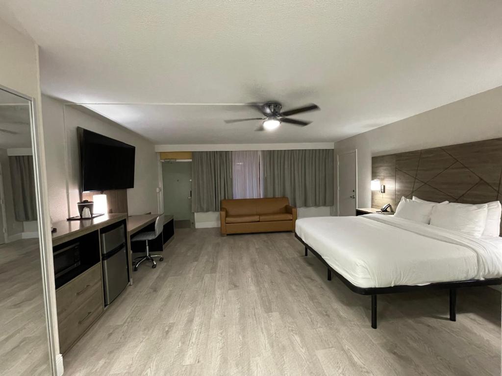 Quality Inn & Suites Airport-Cruise Port Hollywood photo