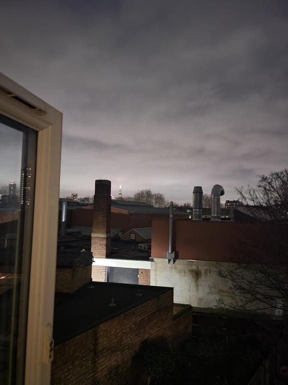 una ventana de un edificio con vistas a la ciudad en Oval Cricket Ground walking distance, en Londres