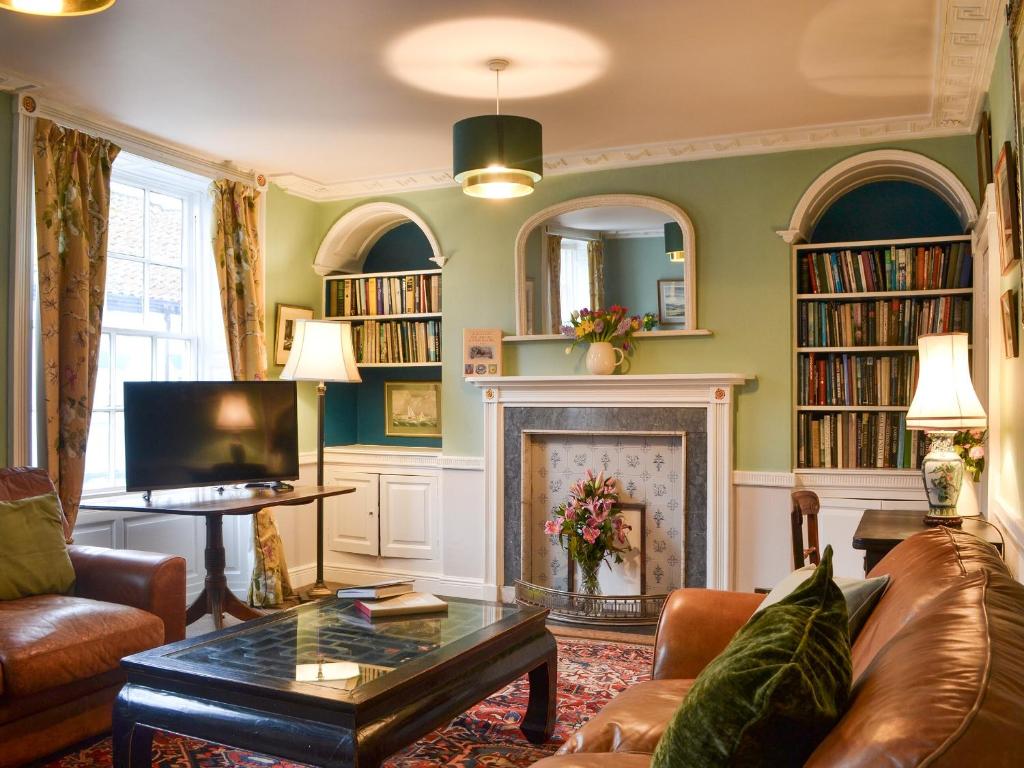 uma sala de estar com um sofá e uma lareira em Craven House em Bridlington