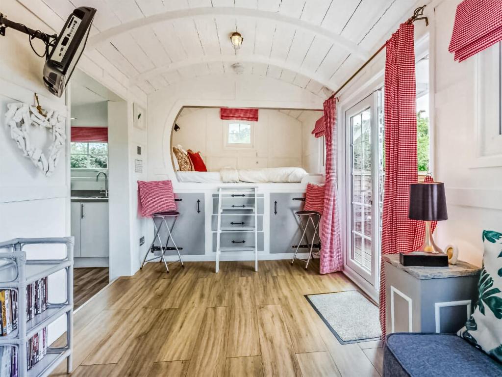 uma pequena casa com uma cozinha e um quarto em Gwyneths Haven - Uk46404 em Cowbridge