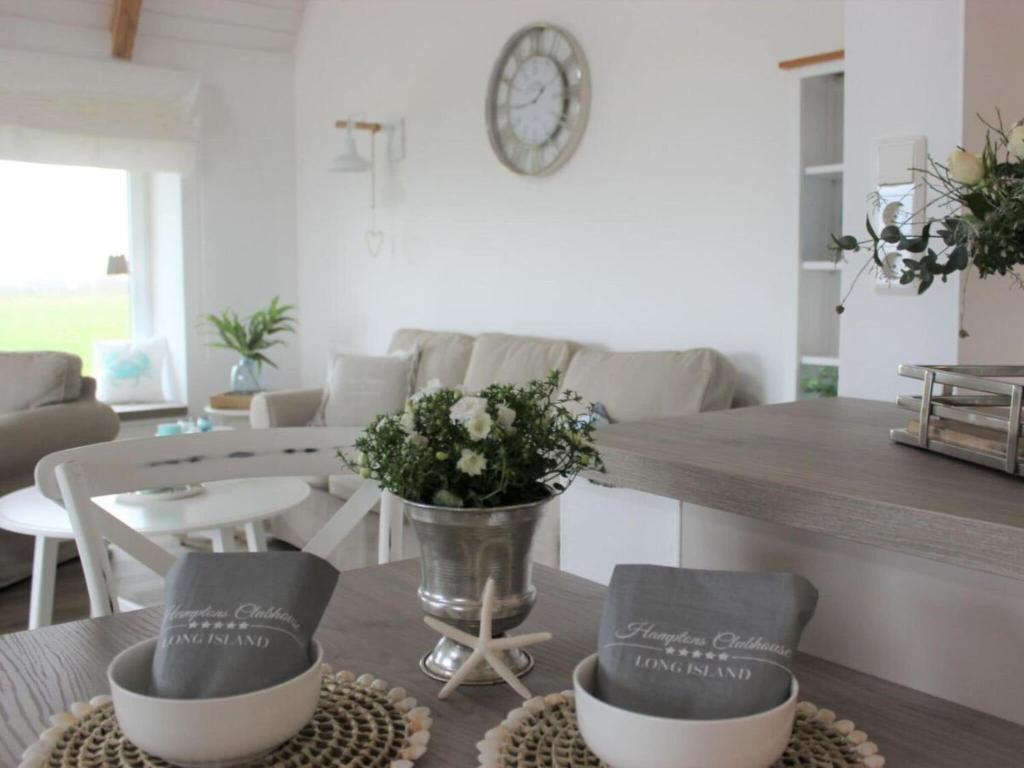uma cozinha e sala de estar com mesa e cadeiras em Tranquil holiday home with garden em Kronsgaard