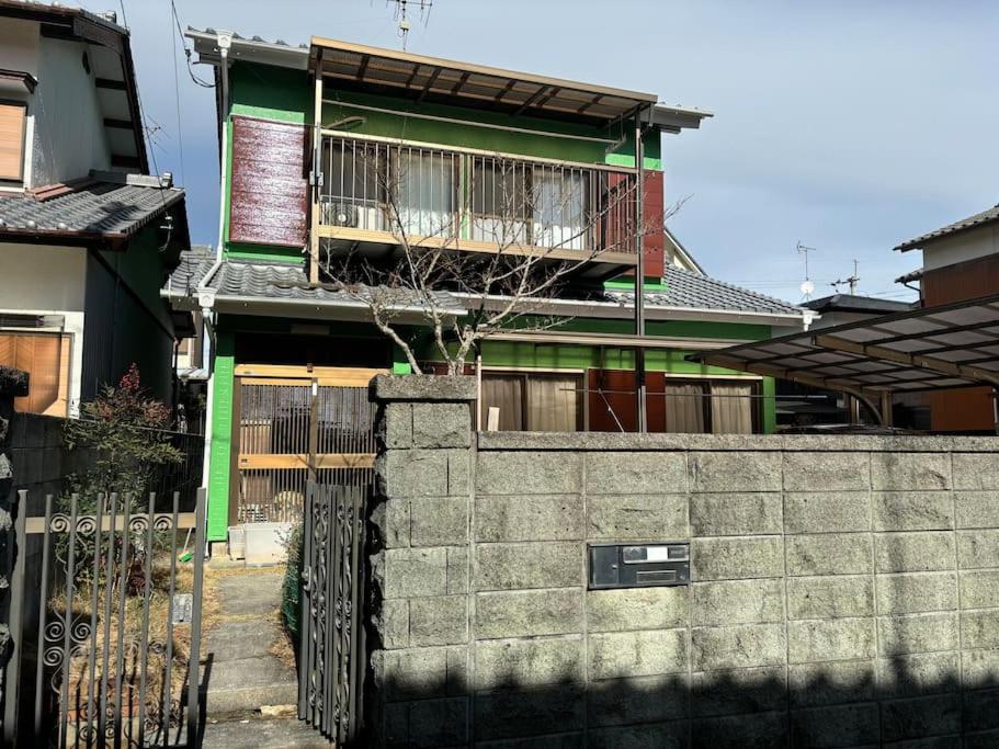 un edificio con una valla delante en 高知県　みどりの家 en Gomen