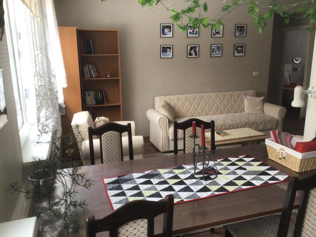 sala de estar con mesa y sofá en Luxuary modern appartment, en Pyussi