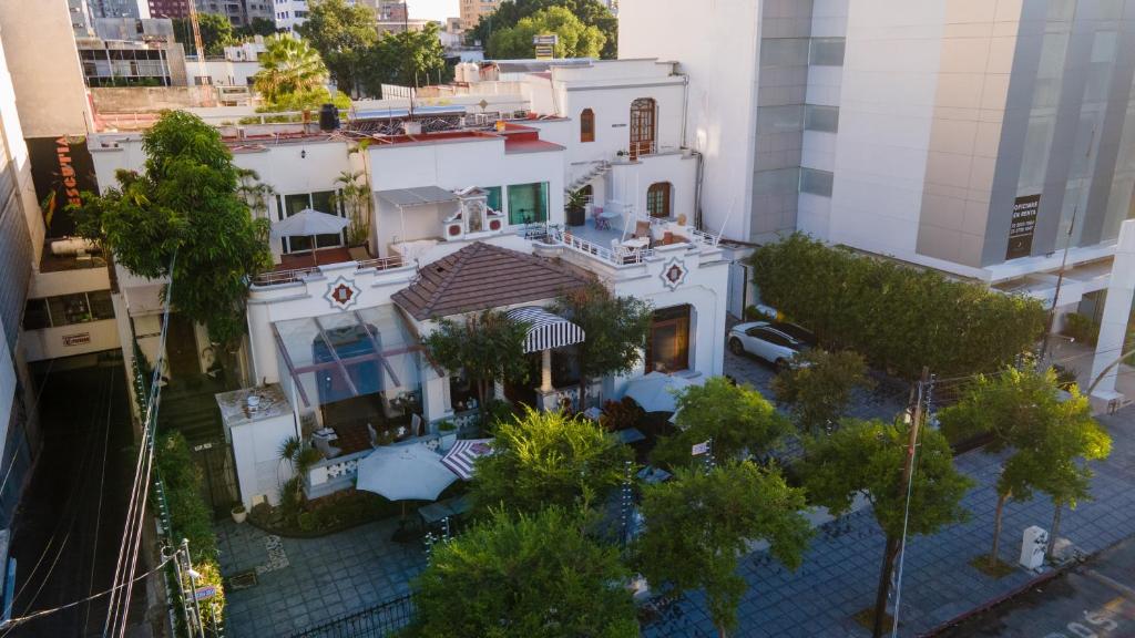 z góry widok na biały dom z drzewami w obiekcie Artea Hotel Boutique w mieście Guadalajara