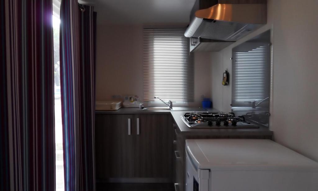 Kuchyň nebo kuchyňský kout v ubytování Camping Principina