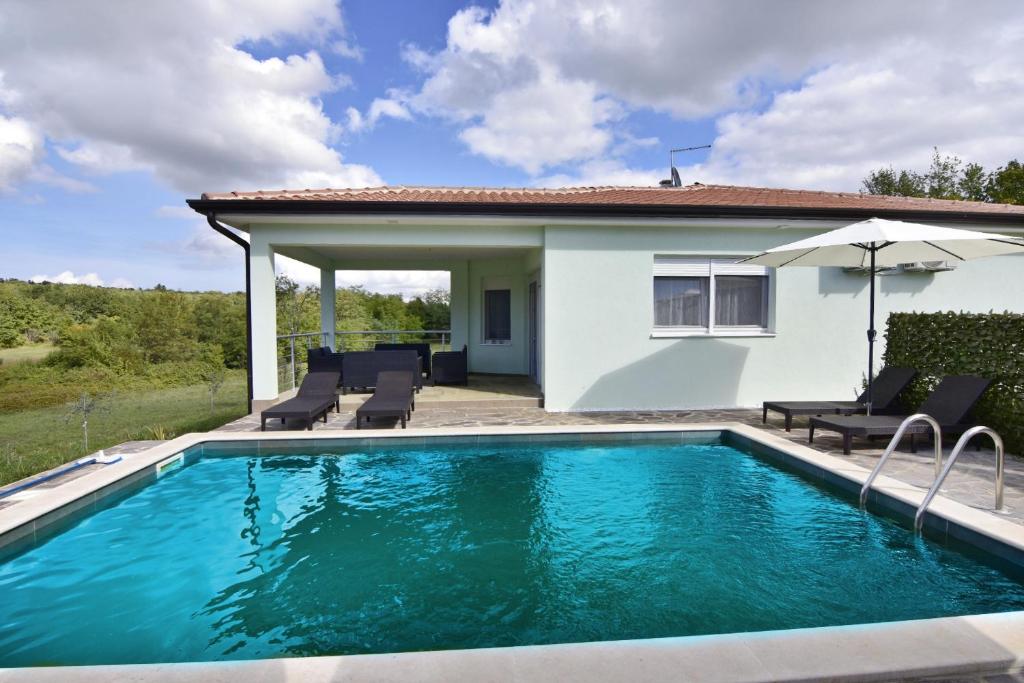 Majoituspaikassa Family friendly house with a swimming pool Buroli, Umag - 22400 tai sen lähellä sijaitseva uima-allas