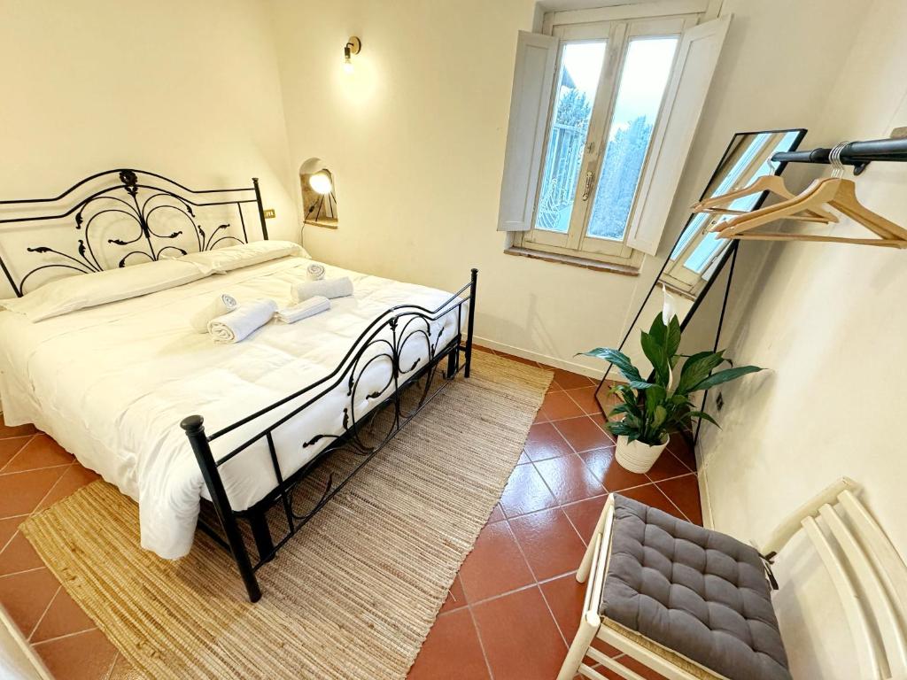 um quarto com uma cama grande e uma escada em Be My Guest Perugia em Perugia