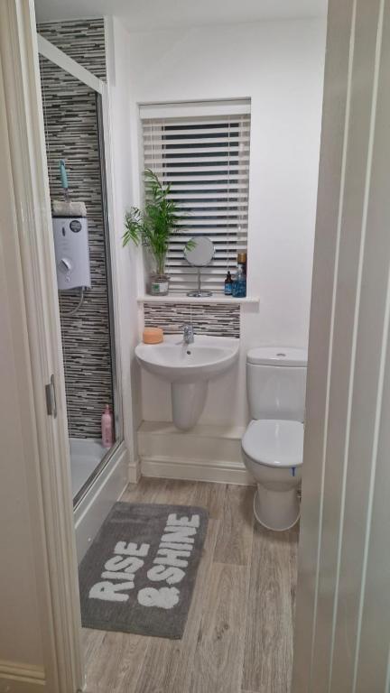 The Lancers - Double bedroom with onsuite, free parking, free high speed WiFi modern property close to channel tunnel, transport links - Easy reach to beach - Tweepersoonskamer Met Eigen Badkamer
