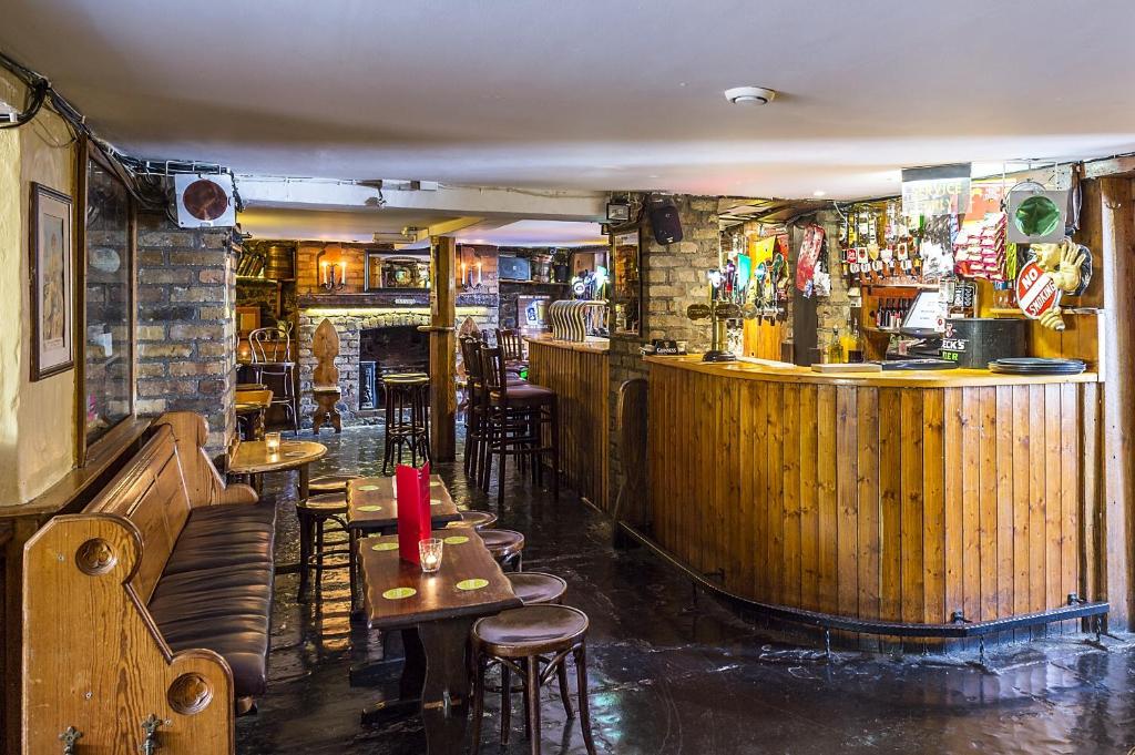 Ο χώρος του lounge ή του μπαρ στο Uppercross House Hotel