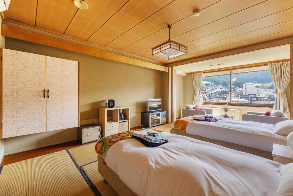 Postel nebo postele na pokoji v ubytování Nozawa View Hotel Shimataya