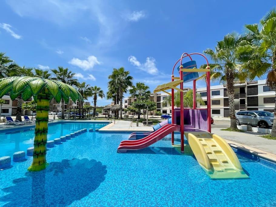 een zwembad met een glijbaan in een resort bij Prime Location House at Cerritos GREAT PRICE in San Rafael
