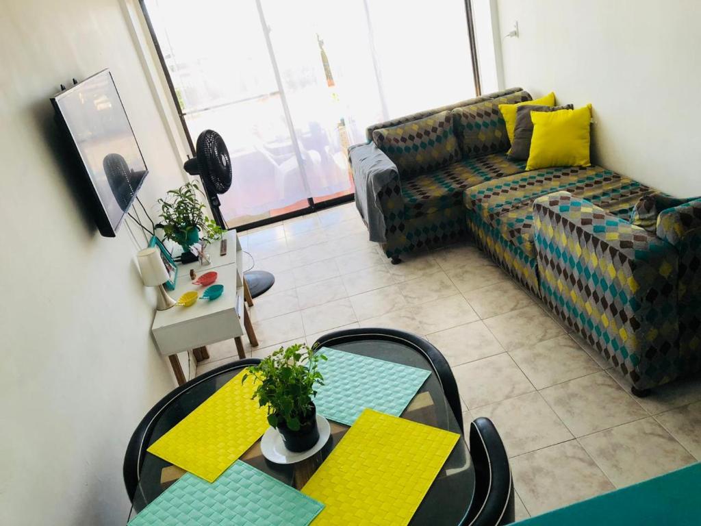 ein Wohnzimmer mit einem Sofa und einem Tisch in der Unterkunft @casa_grace Bienvenidos! in Cartagena de Indias