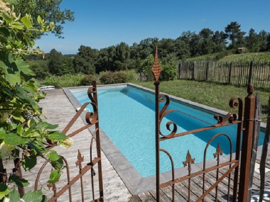 Bazén v ubytování Magnifique maison avec piscine privée, Wi-Fi et animaux acceptés - FR-1-616-234 nebo v jeho okolí