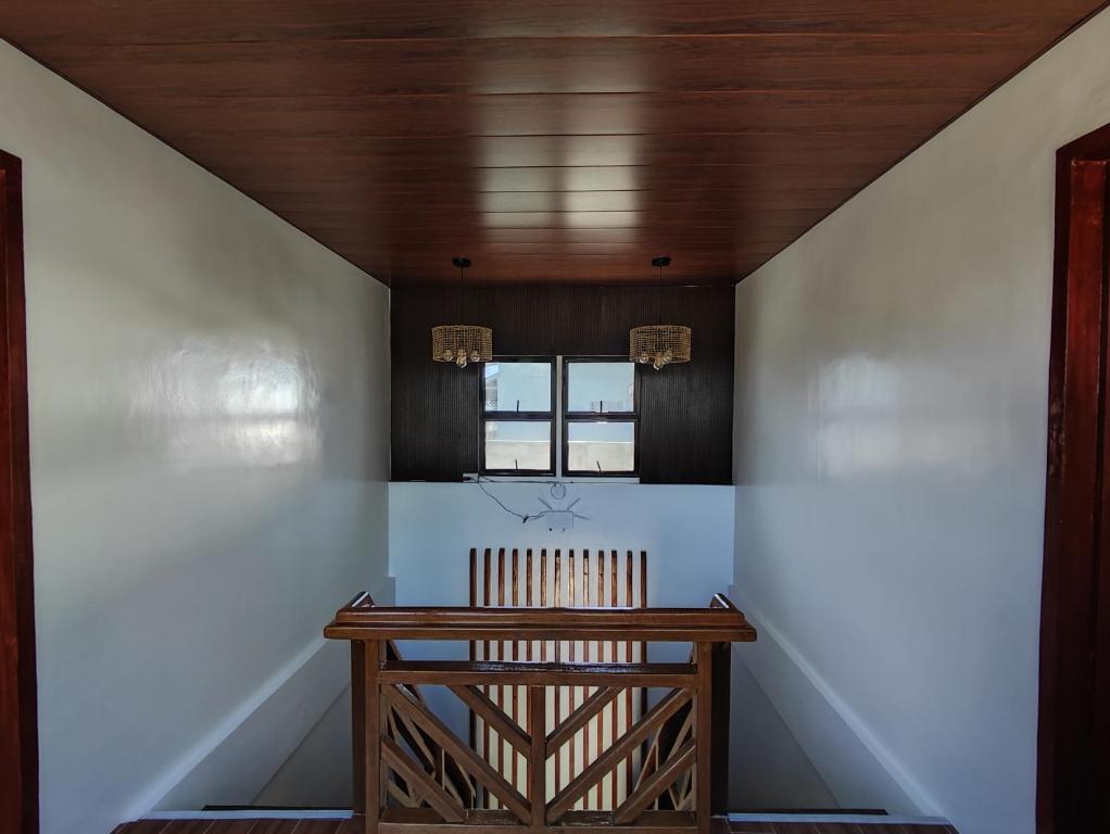 ein Esszimmer mit einem Tisch und einem Fenster in der Unterkunft Cañon Suite in General Luna