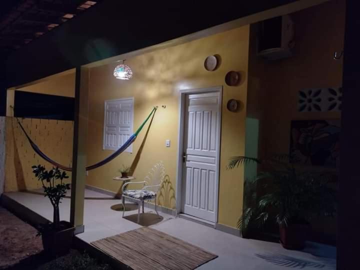 ソウレにあるRecanto Douradoの廊下(ドア、椅子付)