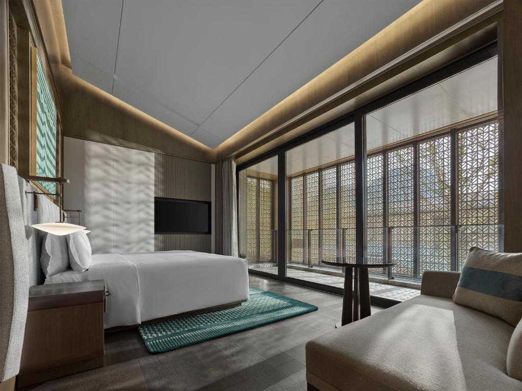 Postel nebo postele na pokoji v ubytování Banyan Tree Suzhou Shishan