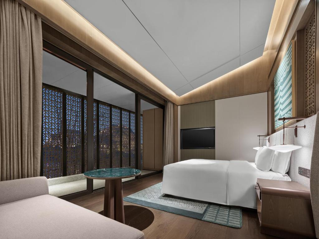 Postel nebo postele na pokoji v ubytování Banyan Tree Suzhou Shishan