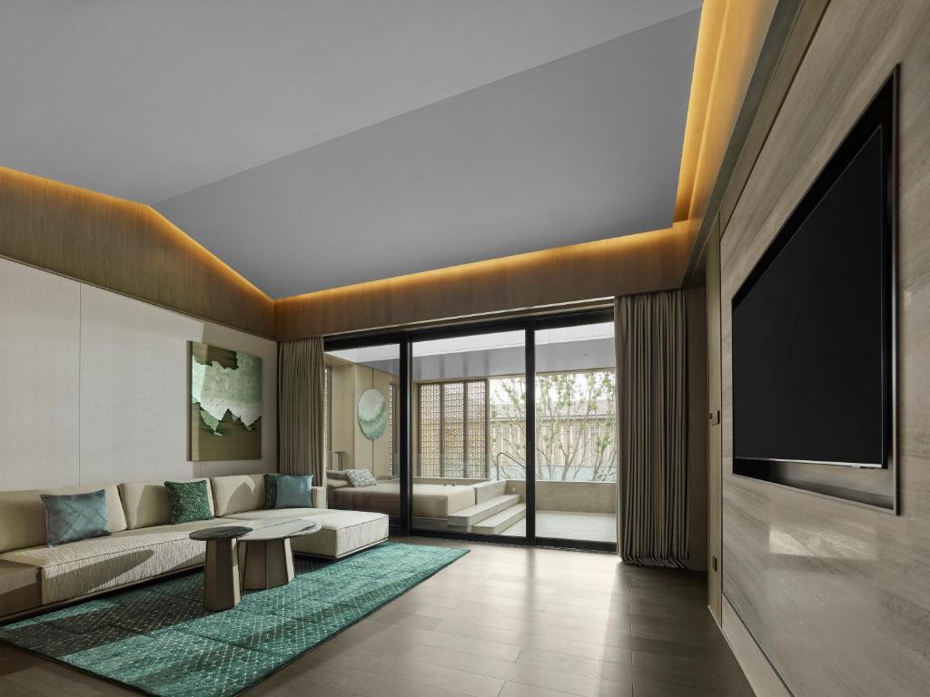 TV a/nebo společenská místnost v ubytování Banyan Tree Suzhou Shishan