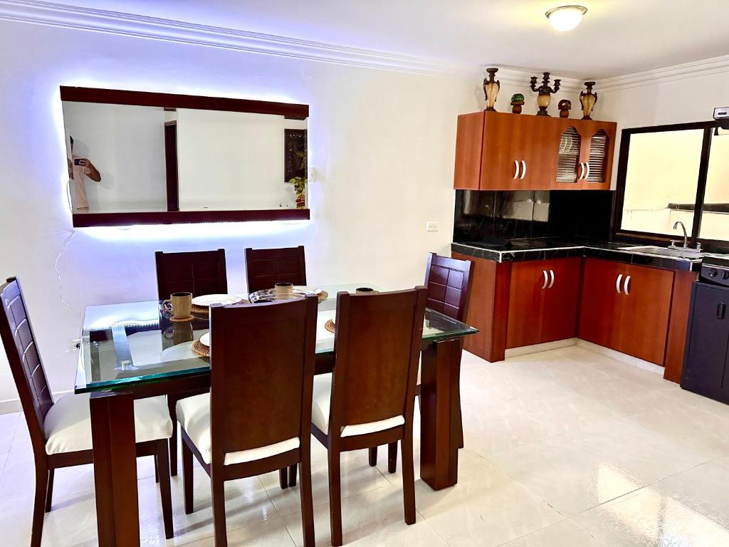 a kitchen and dining room with a table and chairs at APARTAMENTO FERROCARRIL 201 in Ibagué