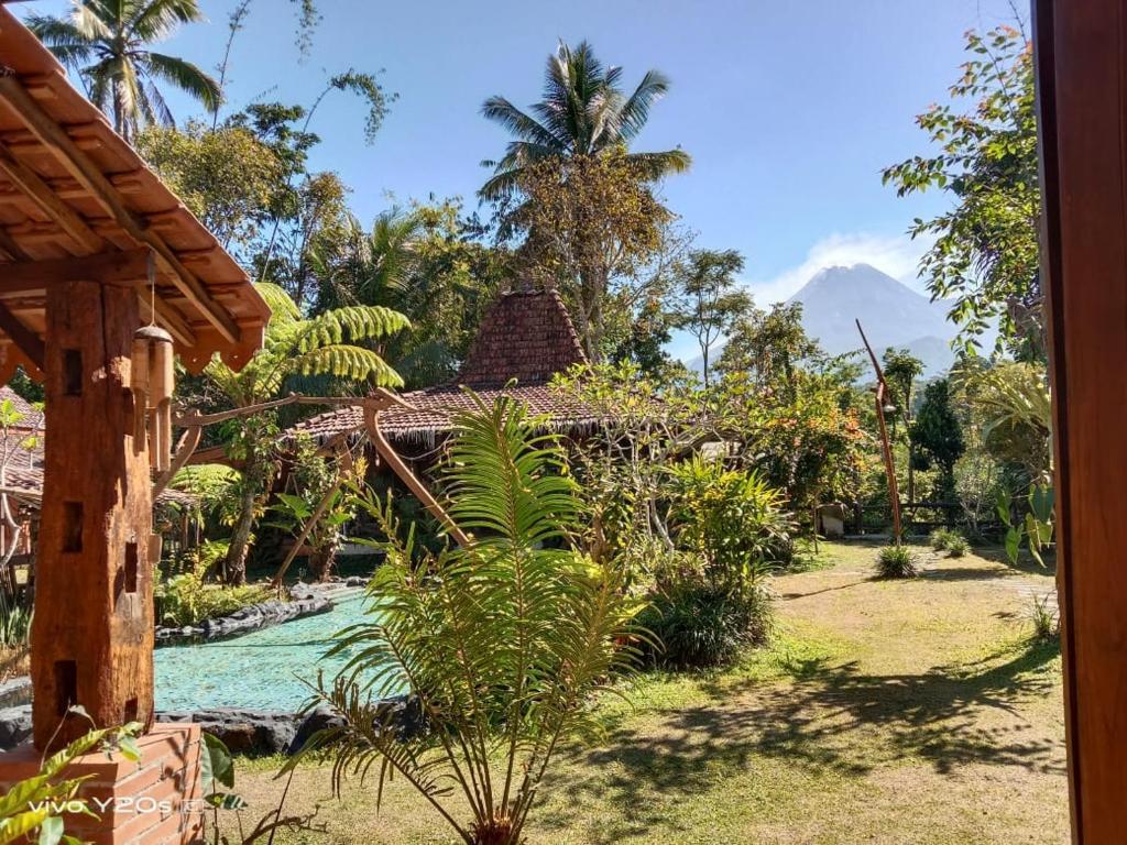 vista su un resort con un fiume e una casa di Villa Mak Cik a Yogyakarta