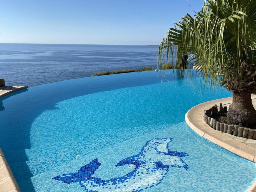 - une piscine avec des requins peints sur l'eau dans l'établissement Villa avec piscine à débordement et climatisation, Côte d'Azur - FR-1-768-71, aux Issambres