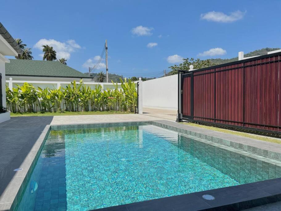 une piscine dans l'arrière-cour d'une maison dans l'établissement Costa Lota villa, brand new, 3 bedroom, in rawai V35, à Ban Saiyuan (1)