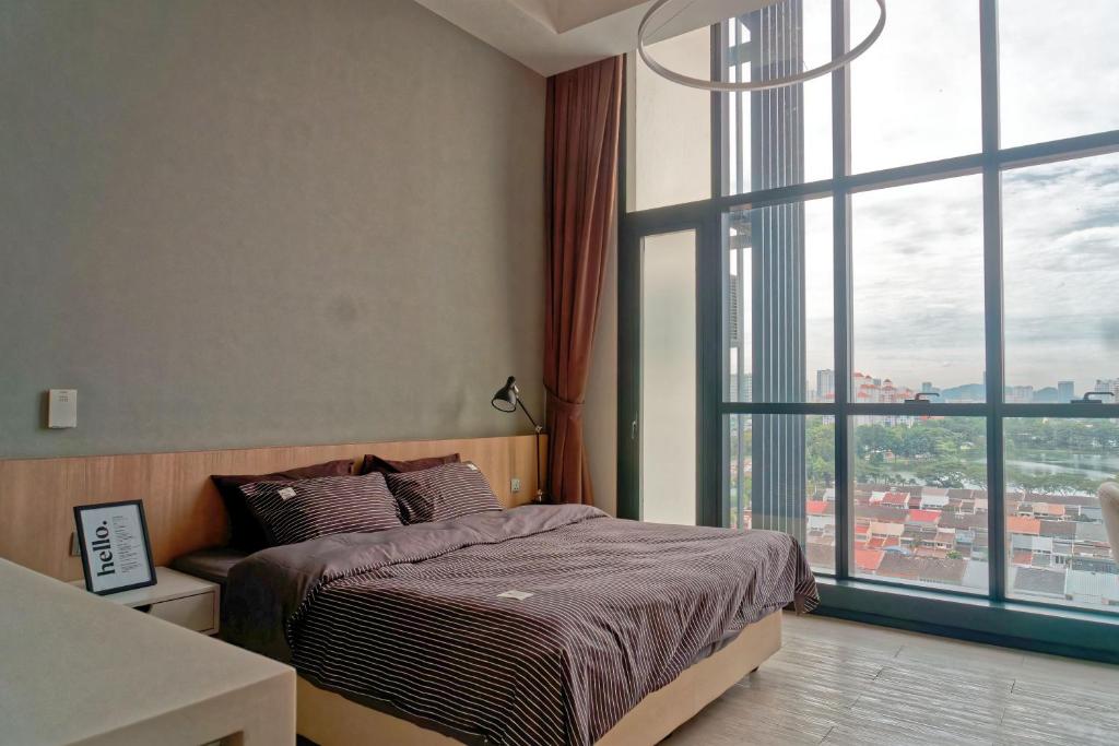 - une chambre avec un lit et une grande fenêtre dans l'établissement Studio Apartment @ M-City, Jalan Ampang with Lake View, à Kuala Lumpur