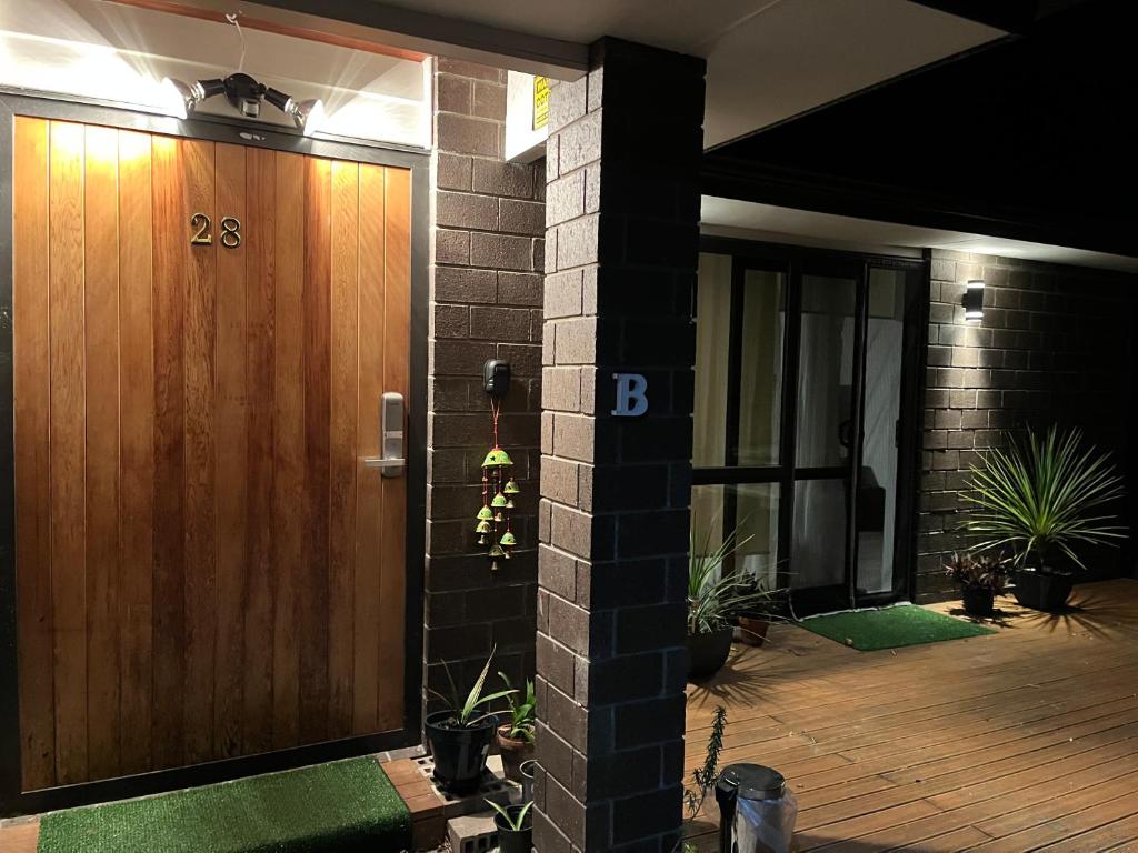 Comfy Stay in Room with Security & Privacy - Room 102 - Resim 10