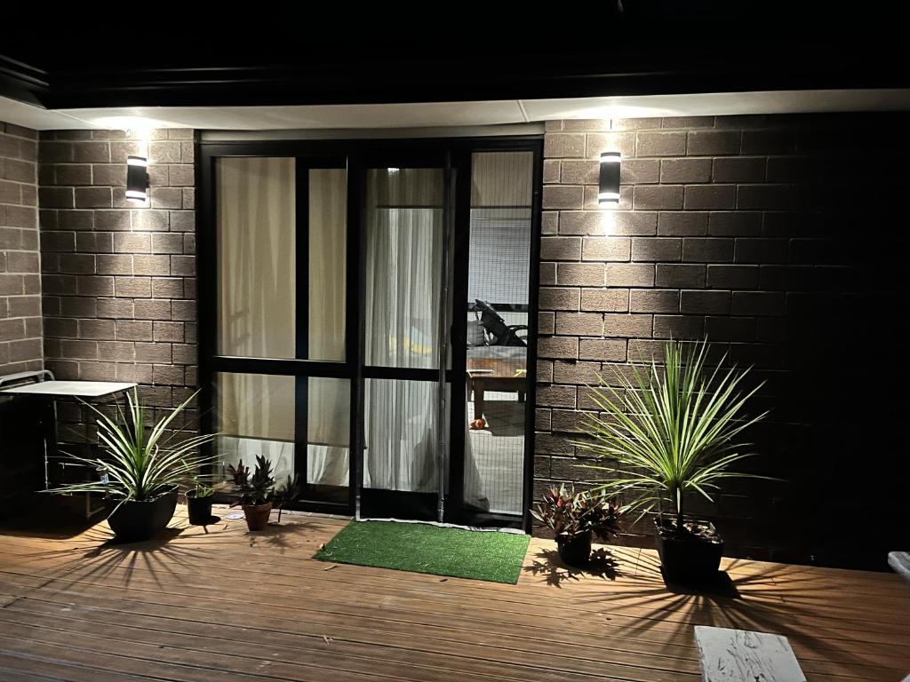 Comfy Stay in Room with Security & Privacy - Room 102 - Resim 5