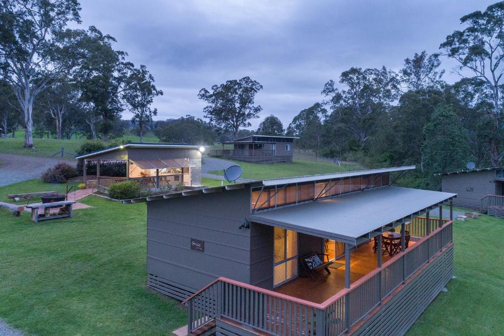 uma vista aérea de uma casa com um deque em Barrington Riverside Cottages em Barrington