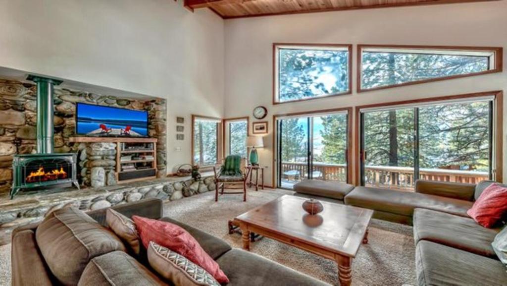 TV a/nebo společenská místnost v ubytování Northstar California Resort
