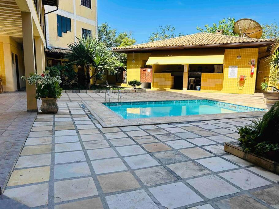 a house with a swimming pool in a yard at Iguaba Grande, 3 minutos do mar in Iguaba Grande