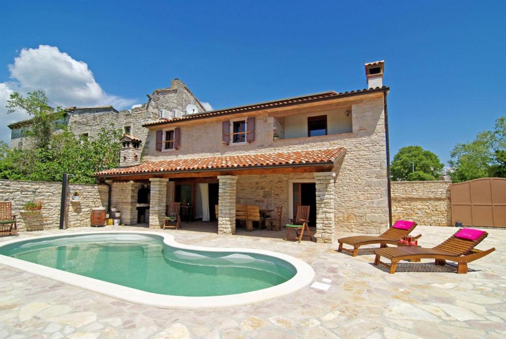 een villa met een zwembad voor een huis bij Villa Milica - Istrian ecohouse in Barban