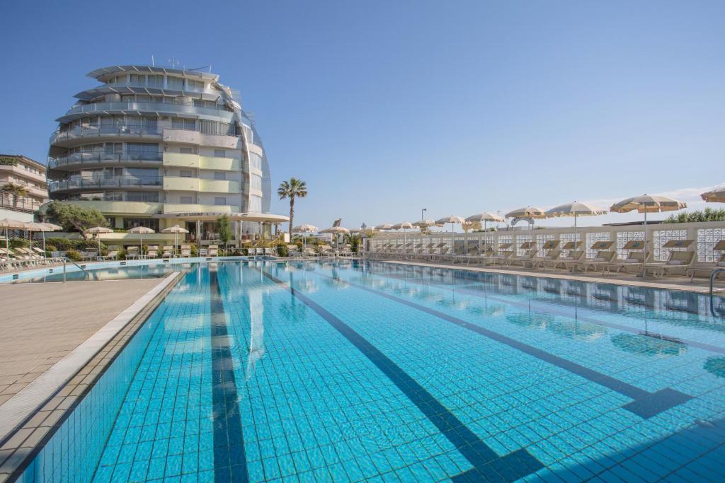 Бассейн в Hotel Waldorf- Premier Resort или поблизости
