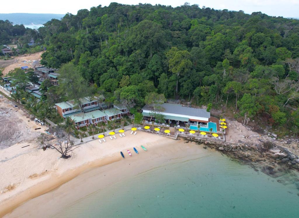 an aerial view of a resort on the beach at One Beach Private Villa in Phumĭ Kaôh Rŭng Sâmlœ̆m Khnŏng