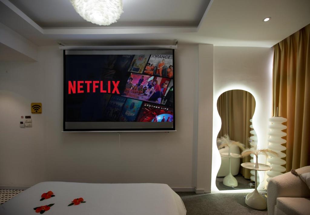 TV a/nebo společenská místnost v ubytování Keypad Hotel - 28 Dịch Vọng Hậu