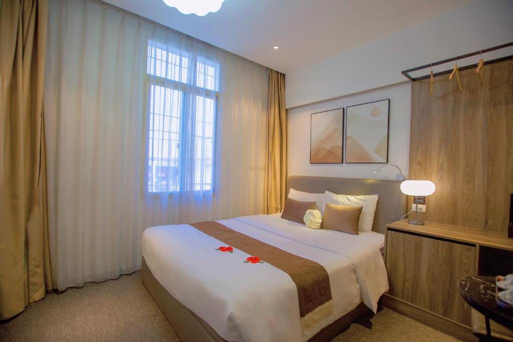 Postel nebo postele na pokoji v ubytování Keypad Hotel - 28 Dịch Vọng Hậu