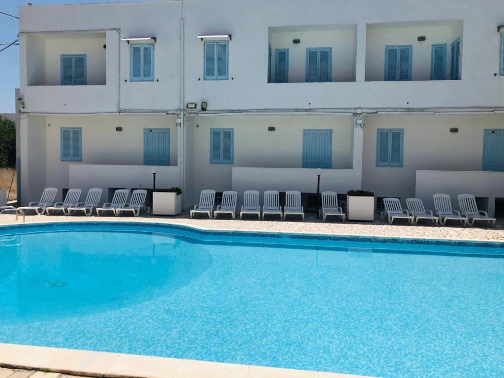 Bazén v ubytování Apartment for 7 guests in the beautiful Ostuni, the white city nebo v jeho okolí