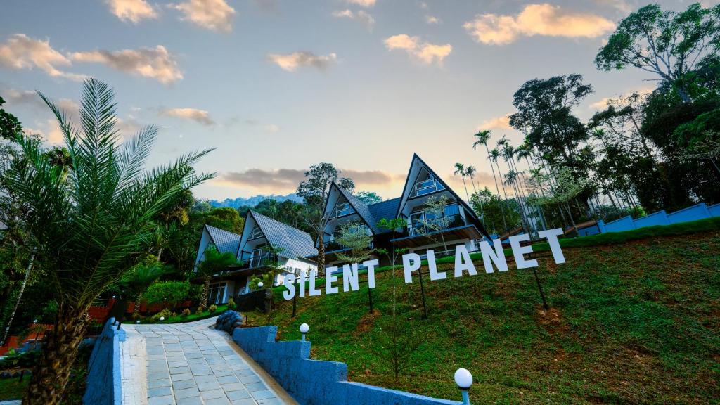 un complexe avec un panneau indiquant la planète silencieuse dans l'établissement Silent Planet Resort, à Koroth