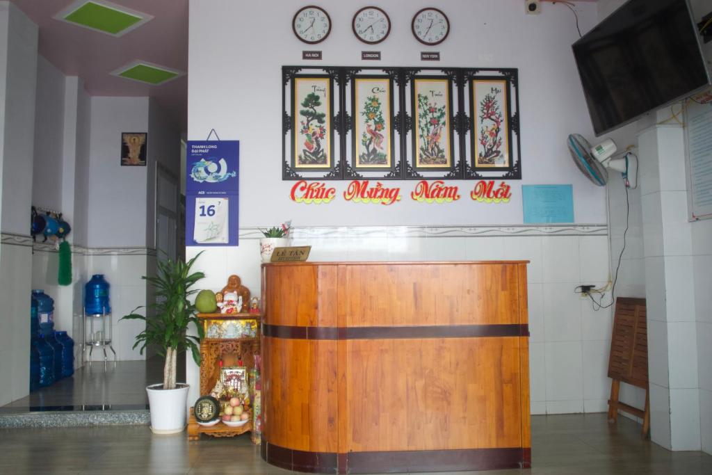 una habitación con un mostrador con un cartel en la pared en Duong Hieu Guesthouse, en Phu Quoc