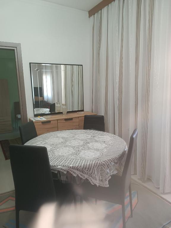 - une salle à manger avec une table, des chaises et un miroir dans l'établissement Kipseli 1, à Kozani