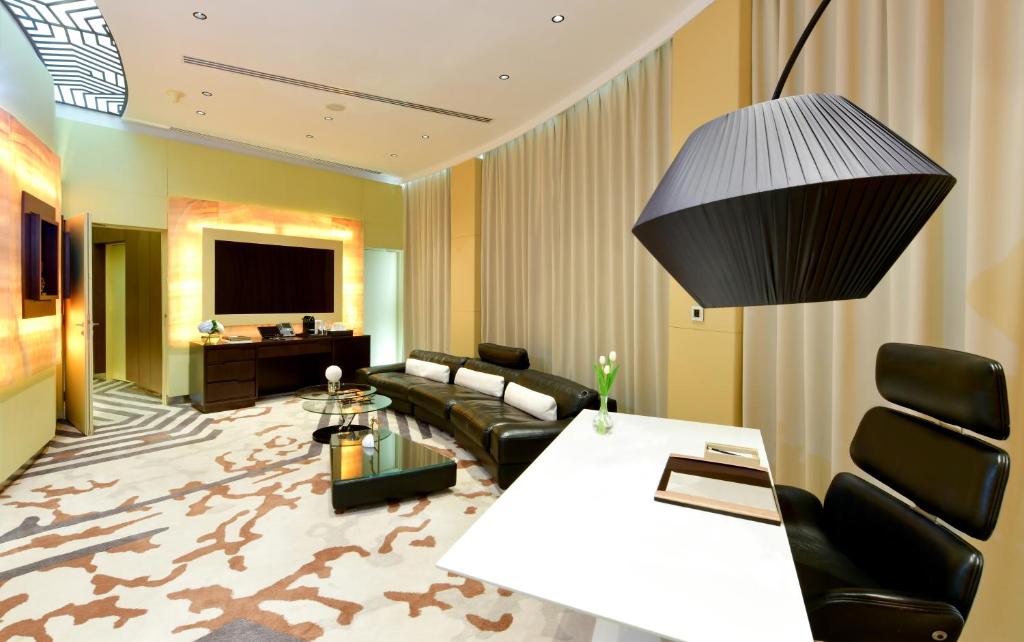 Uma cama ou camas num quarto em The Torch Doha