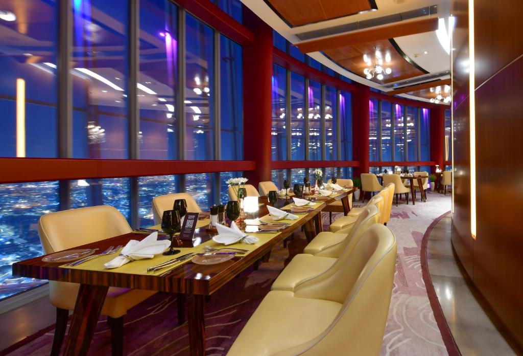 Um restaurante ou outro lugar para comer em The Torch Doha