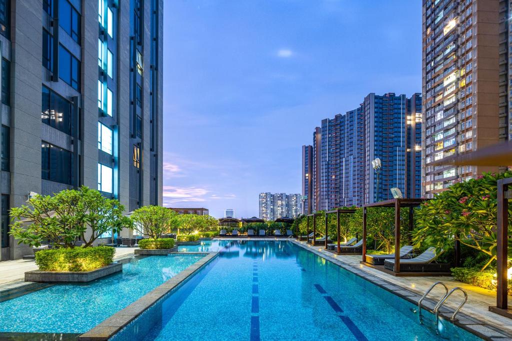 Bazén v ubytování New World Guangzhou Hotel nebo v jeho okolí