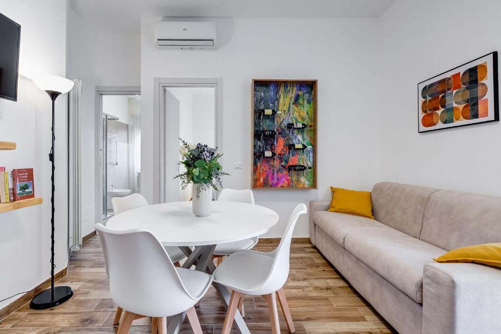 a white living room with a white table and white chairs at Casa Vacanze Ciampino airport and train station in Ciampino