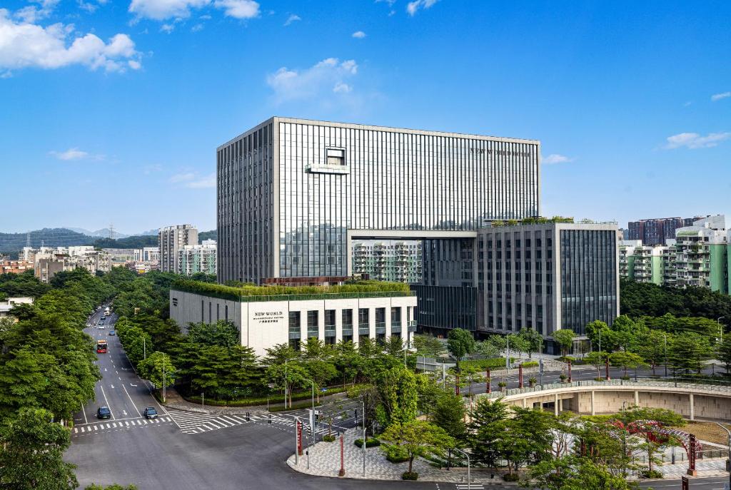 New World Guangzhou Hotel في قوانغتشو: اطلالة على مبنى كبير في مدينة
