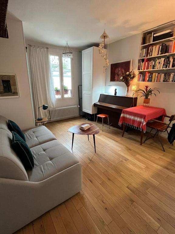 - un salon avec un canapé et un piano dans l'établissement Montmartre Bright & Quiet, à Paris